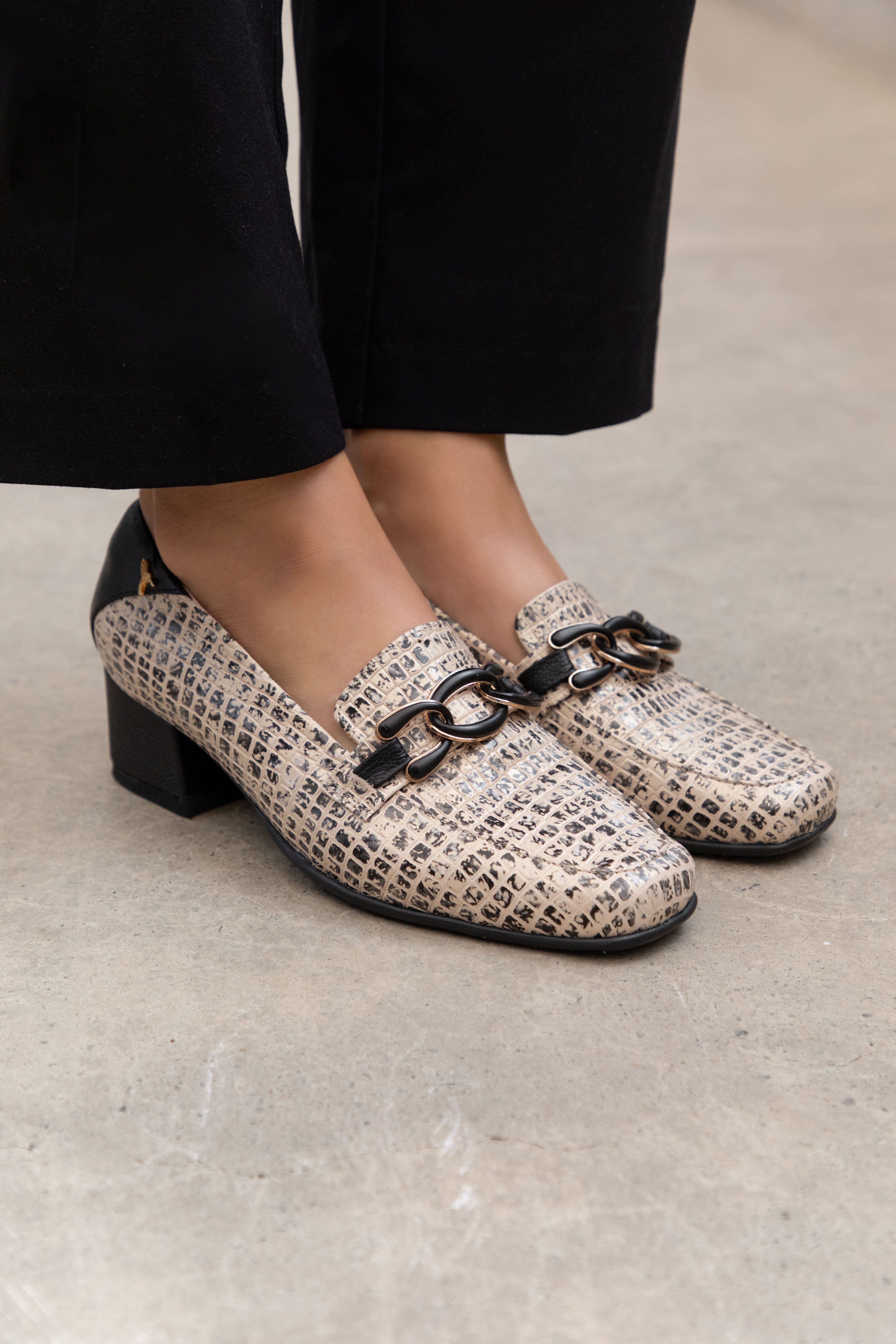Mocasín Timeless con Accesorio de Lujo Beige