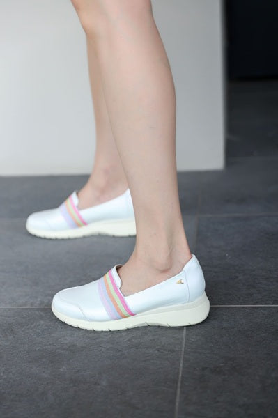 Tenis de cuero para mujer diseñados en Costa Rica. Calzado cómodo, casual y versátil con envío a todo Costa Rica e internacional.