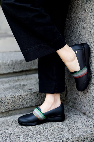 Tenis de cuero para mujer diseñados en Costa Rica. Calzado cómodo, casual y versátil con envío a todo Costa Rica e internacional.