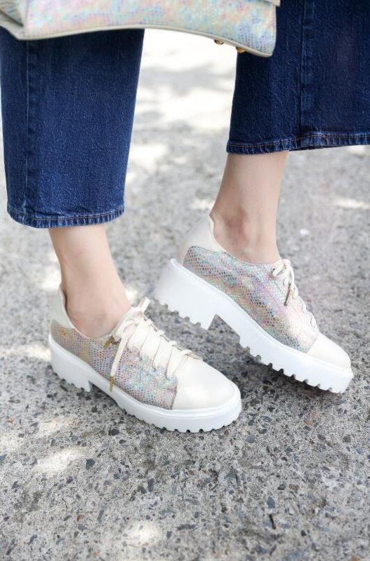 Tenis de cuero para mujer diseñados en Costa Rica. Calzado cómodo, casual y versátil con envío a todo Costa Rica e internacional.