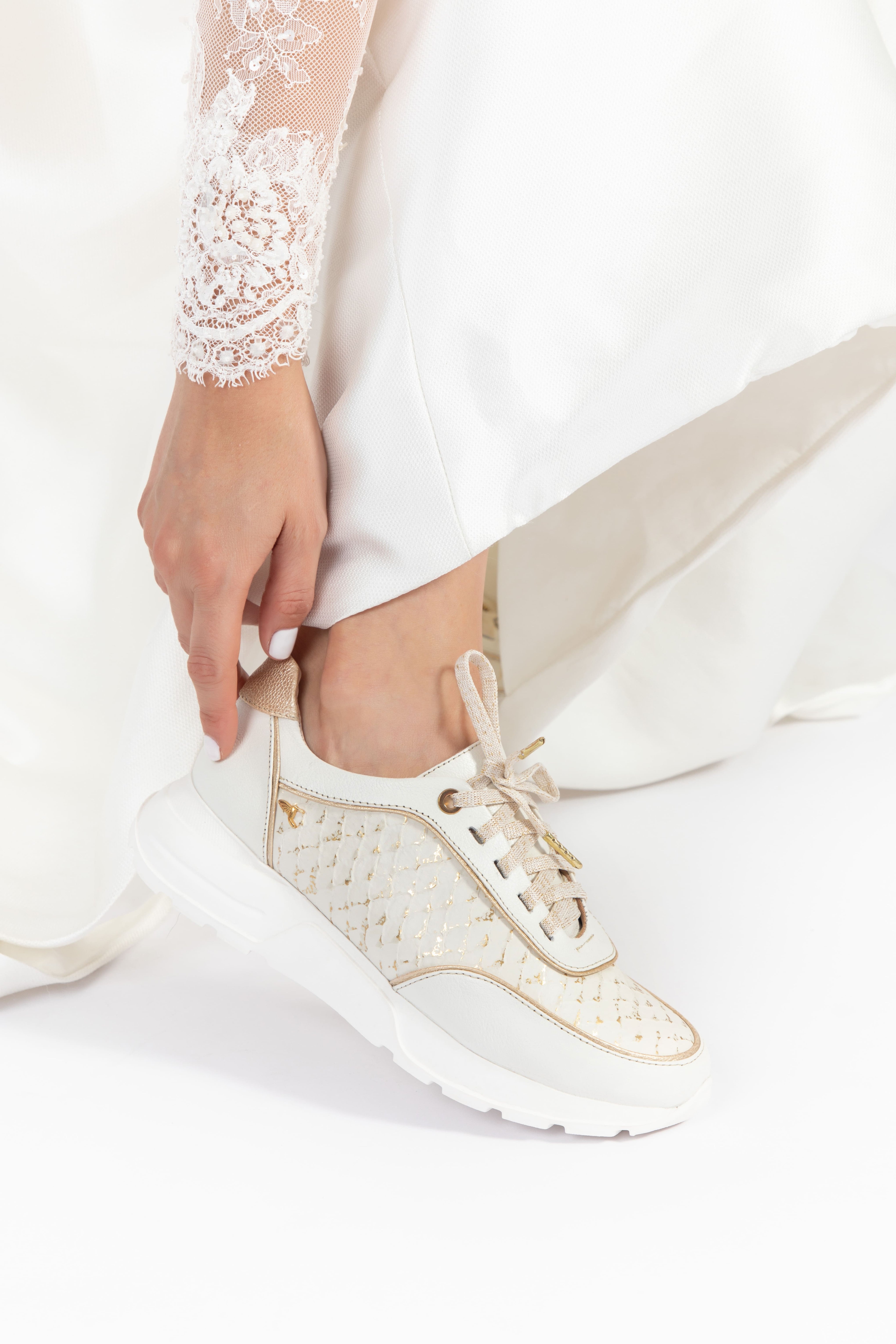 Tenis de cuero para mujer diseñados en Costa Rica. Calzado cómodo, casual y versátil con envío a todo Costa Rica e internacional.