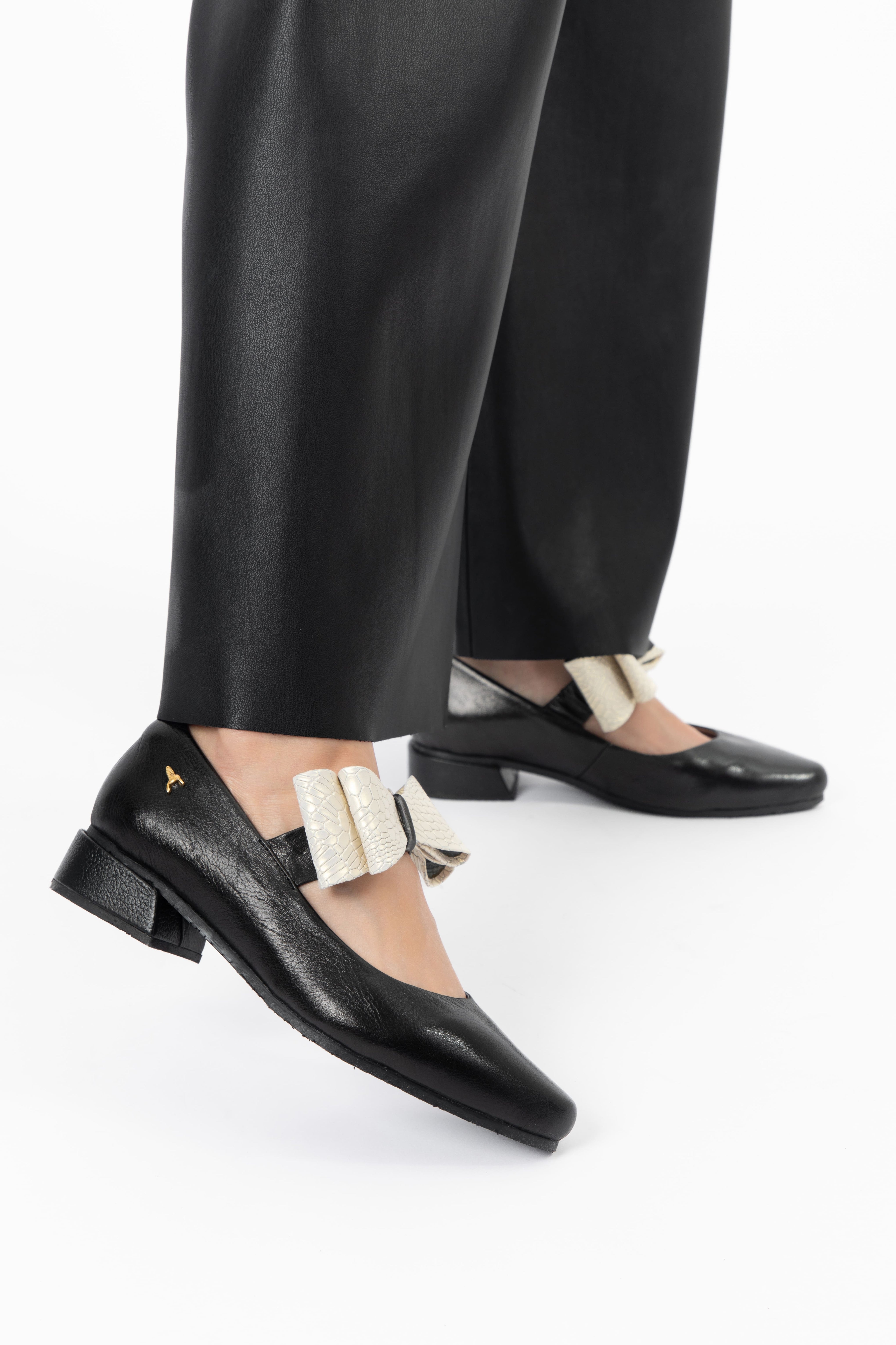 Mocasines de cuero para mujer hechos en Costa Rica. Diseño cómodo, elegante y versátil para uso diario con envío nacional e internacional.