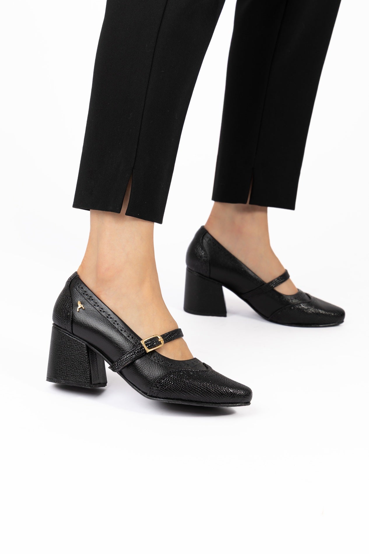 Tacones de cuero para mujer diseñados en Costa Rica por Yahonis Chaves. Elegancia, comodidad y diseño exclusivo con envío nacional e internacional.