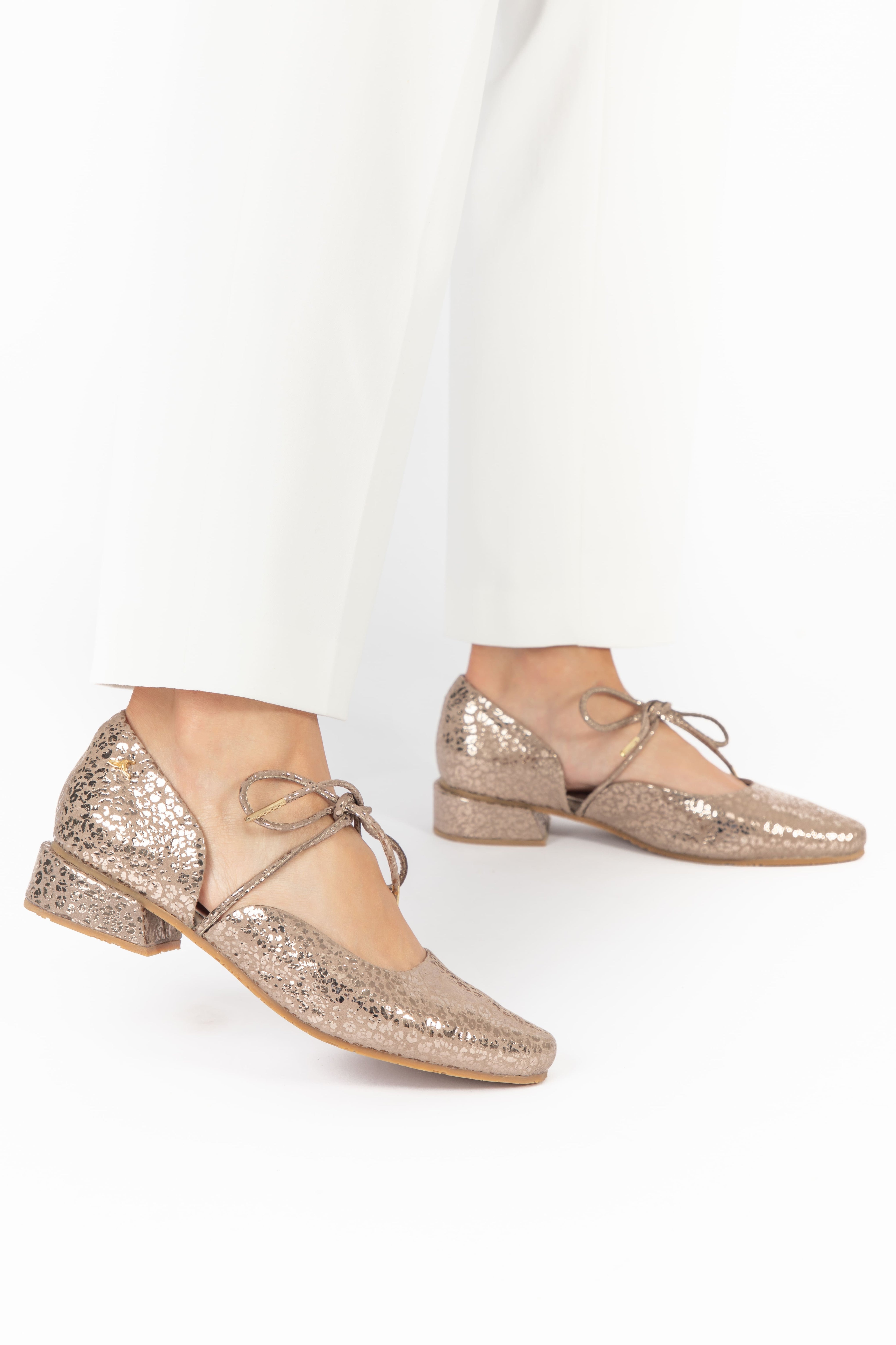 Mary jane y flats de cuero para mujer diseñados y hechos en Costa Rica. Calzado cómodo, femenino y versátil con envío a todo Costa Rica e internacional.