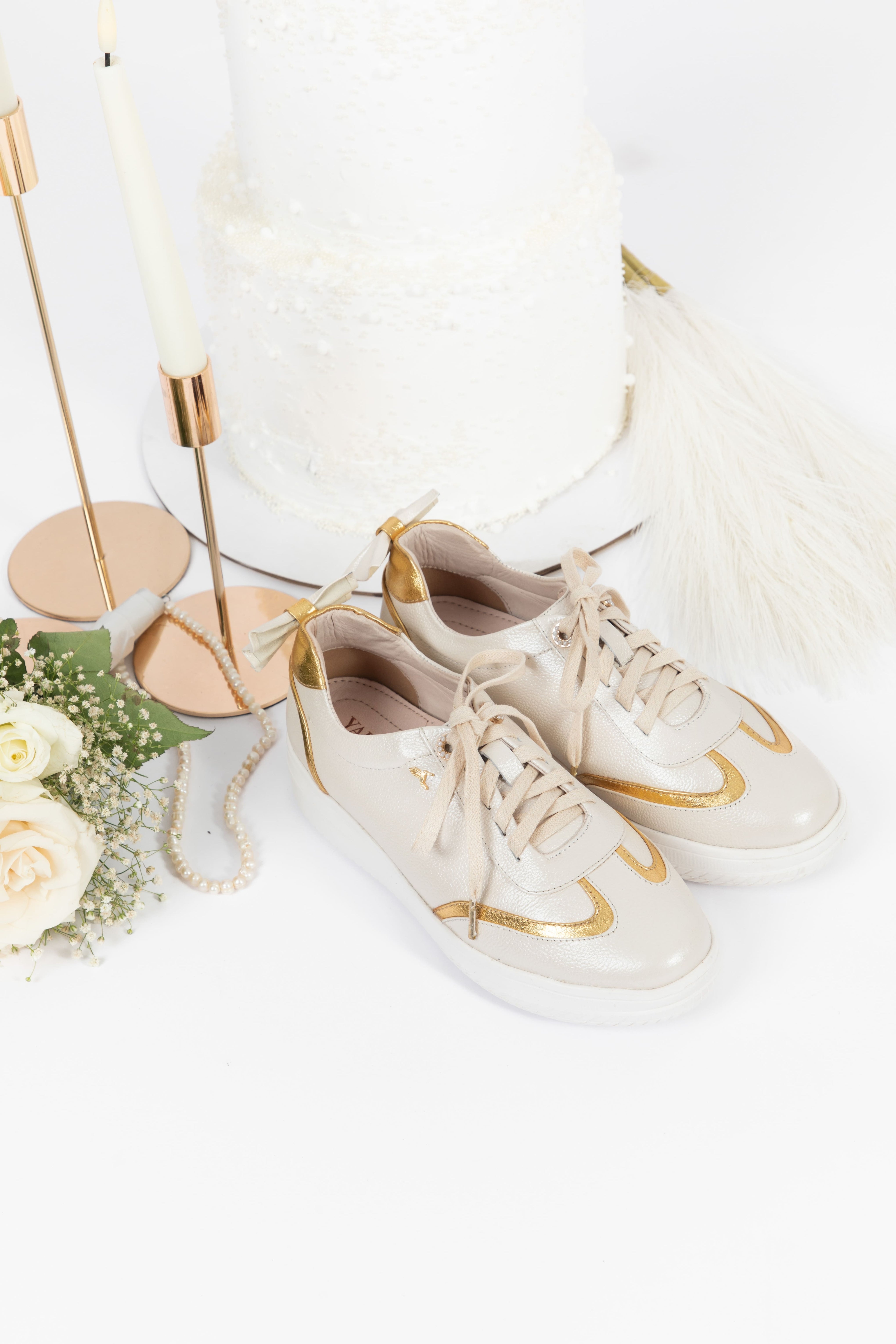 Tenis de cuero para mujer diseñados en Costa Rica. Calzado cómodo, casual y versátil con envío a todo Costa Rica e internacional.