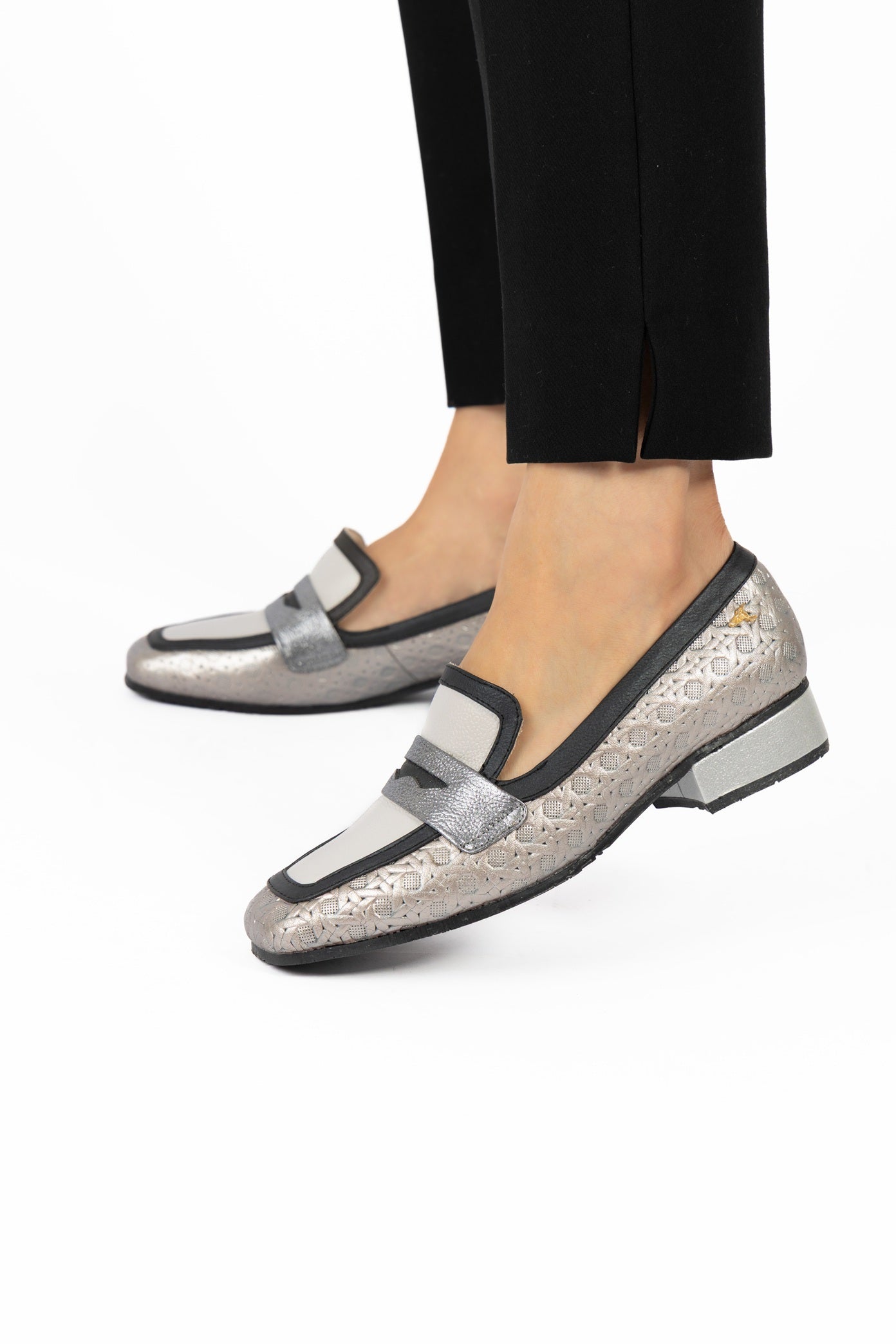 Mocasines de cuero para mujer hechos en Costa Rica. Diseño cómodo, elegante y versátil para uso diario con envío nacional e internacional.