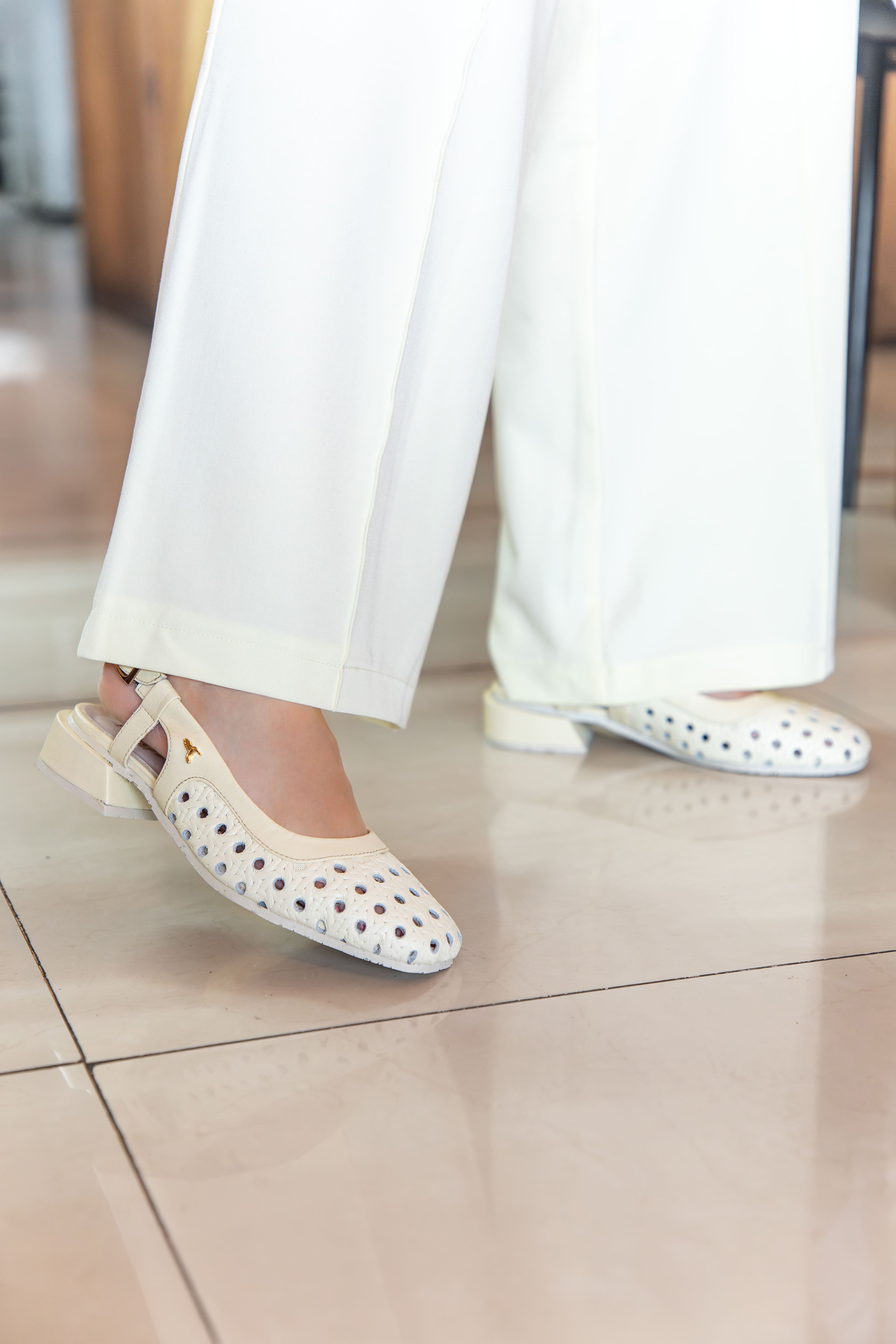 Mary jane y flats de cuero para mujer diseñados y hechos en Costa Rica. Calzado cómodo, femenino y versátil con envío a todo Costa Rica e internacional.