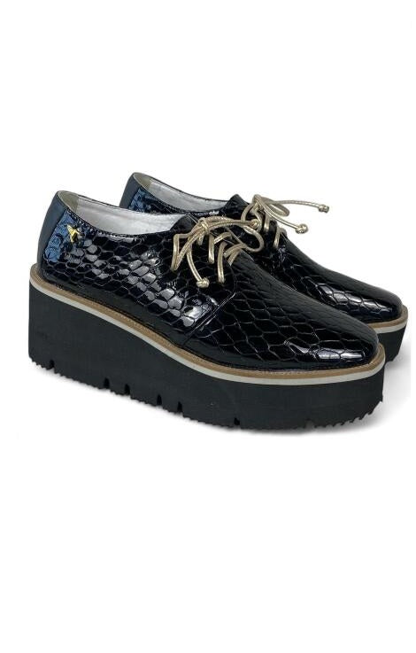 Zapatos oxford y derby para mujer diseñados en Costa Rica por Yahonis Chaves. Estilo clásico, cómodo y versátil con envío nacional e internacional.