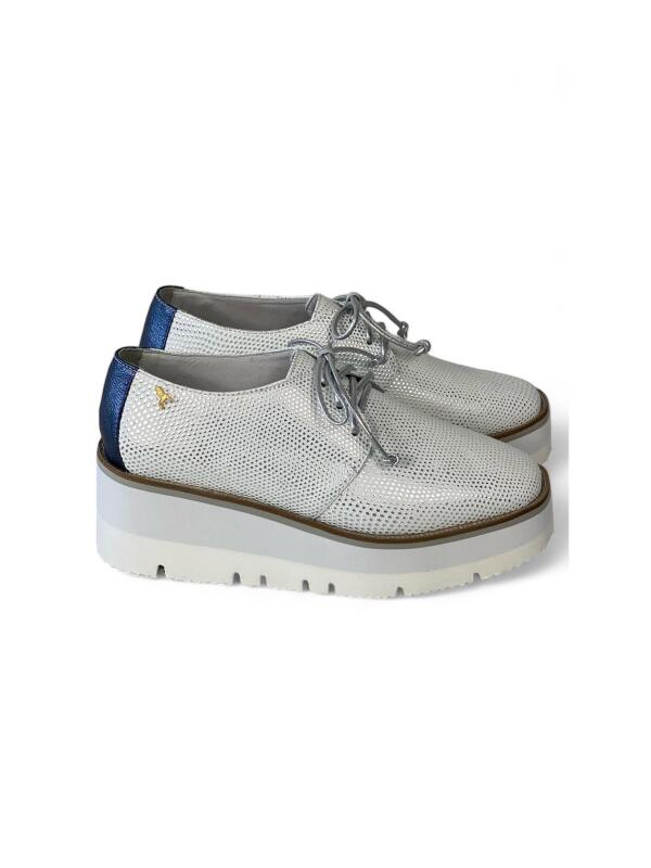 Zapatos oxford y derby para mujer diseñados en Costa Rica por Yahonis Chaves. Estilo clásico, cómodo y versátil con envío nacional e internacional.