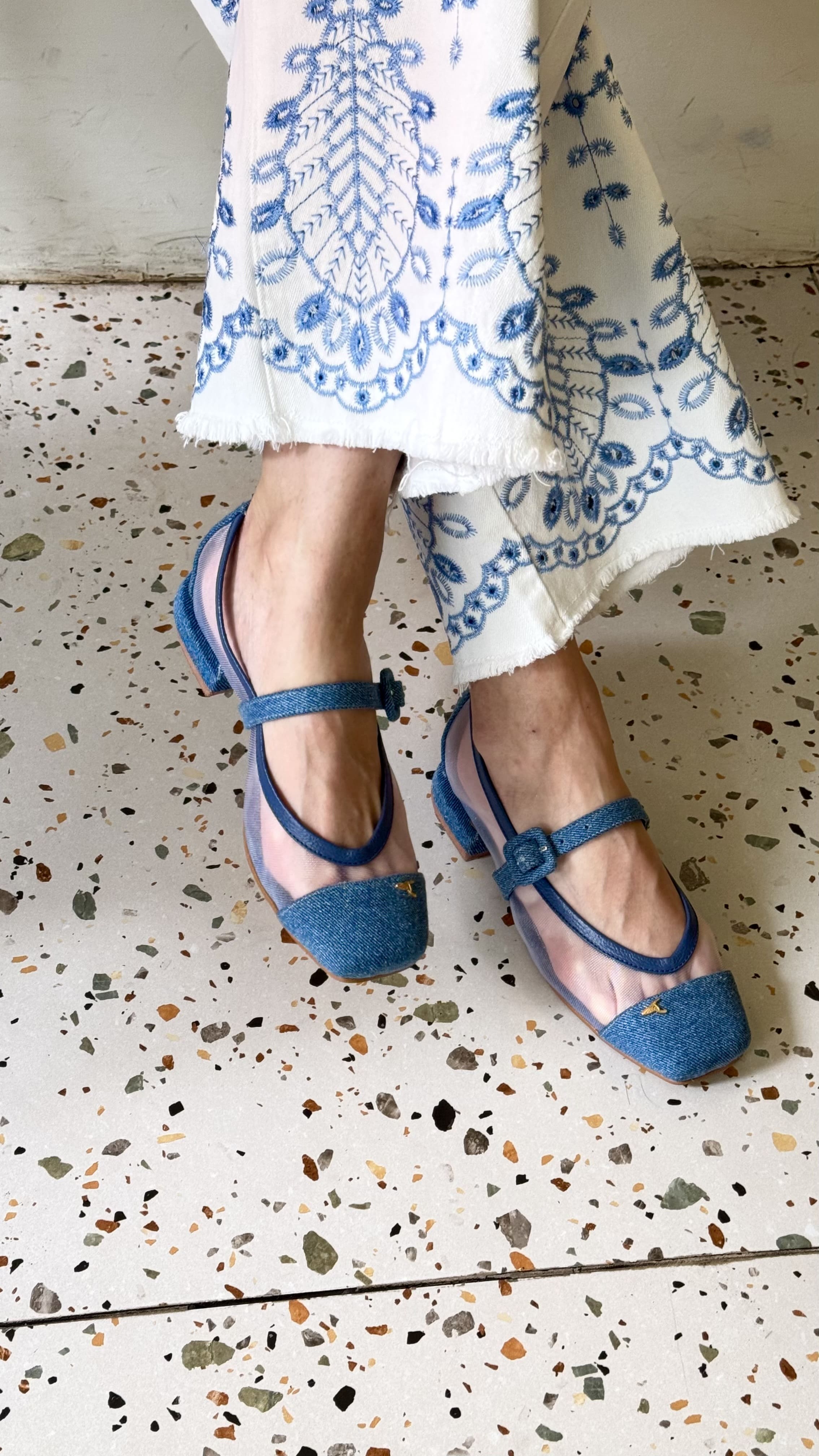 Mary jane y flats de cuero para mujer diseñados y hechos en Costa Rica. Calzado cómodo, femenino y versátil con envío a todo Costa Rica e internacional.