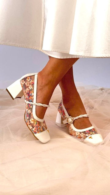 Mary jane y flats de cuero para mujer diseñados y hechos en Costa Rica. Calzado cómodo, femenino y versátil con envío a todo Costa Rica e internacional.