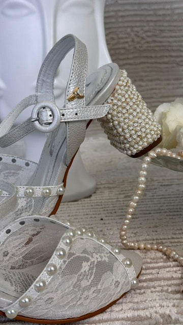 Sandalia de Tacon con Perlas y Encaje Blanco