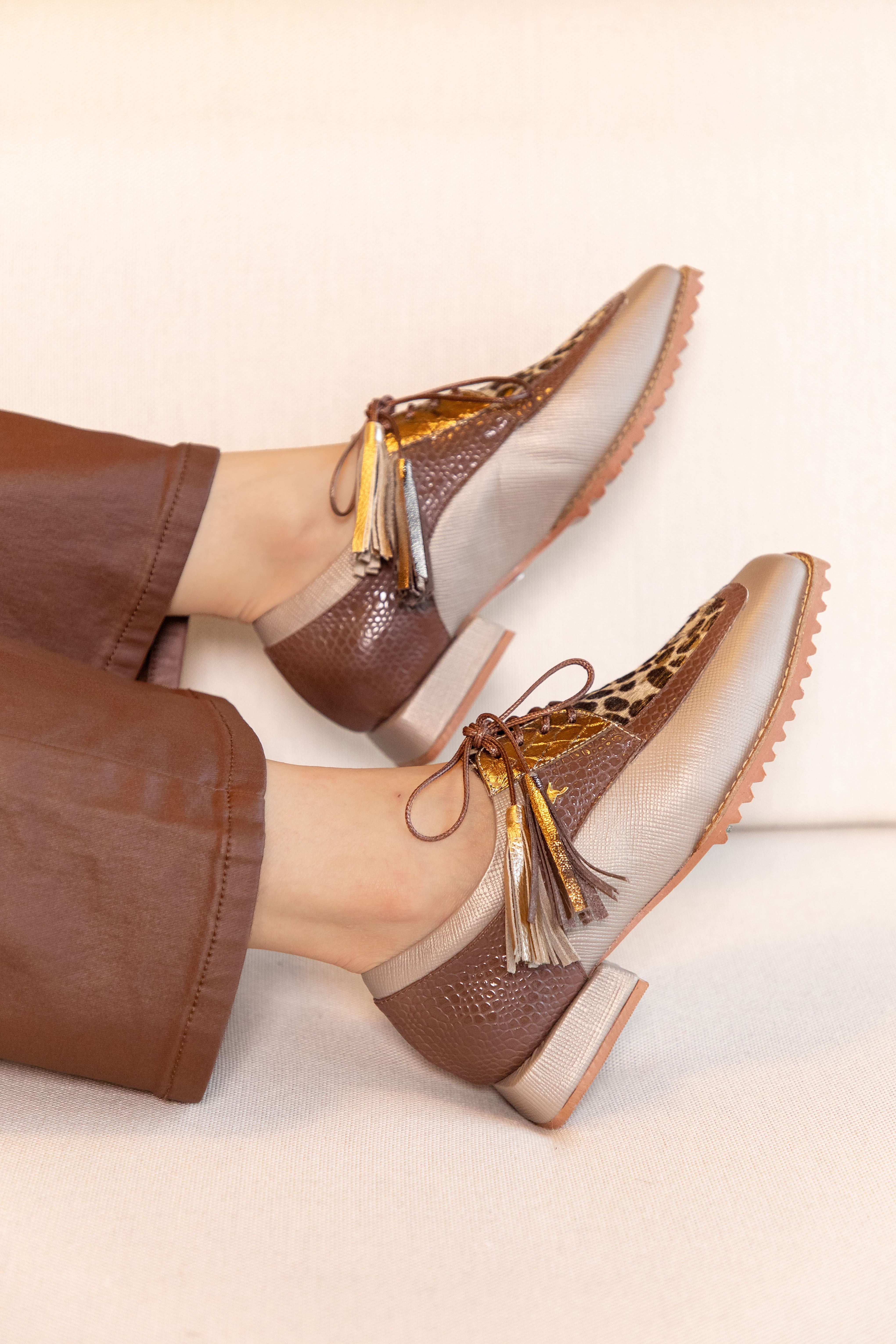Zapatos oxford y derby de cuero para mujer diseñados en Costa Rica por Yahonis Chaves. Estilo clásico, cómodo y versátil con envío nacional e internacional.