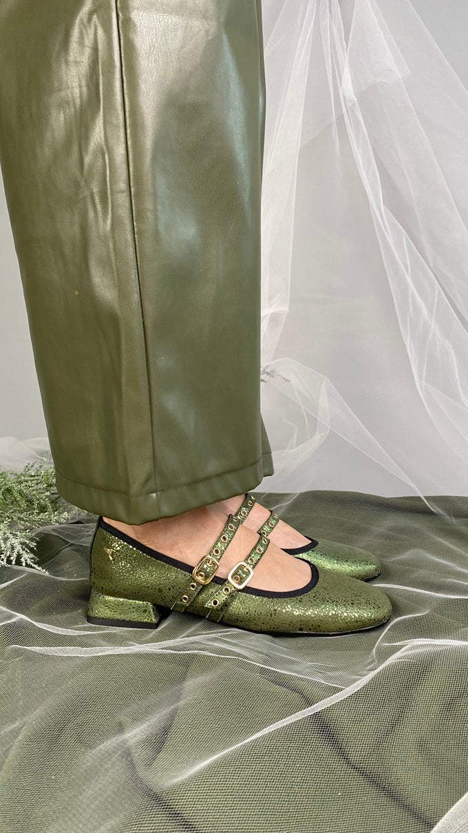Mary jane y flats para mujer diseñados y hechos en Costa Rica. Calzado cómodo, femenino y versátil con envío a todo Costa Rica e internacional.