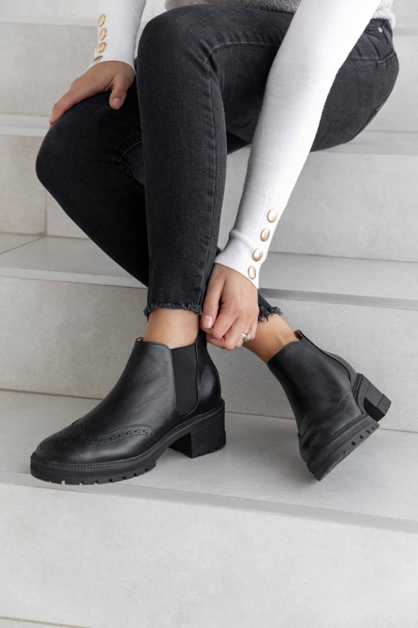 Botin Chelsea Wingtip Punta Redonda Negro-Liso
