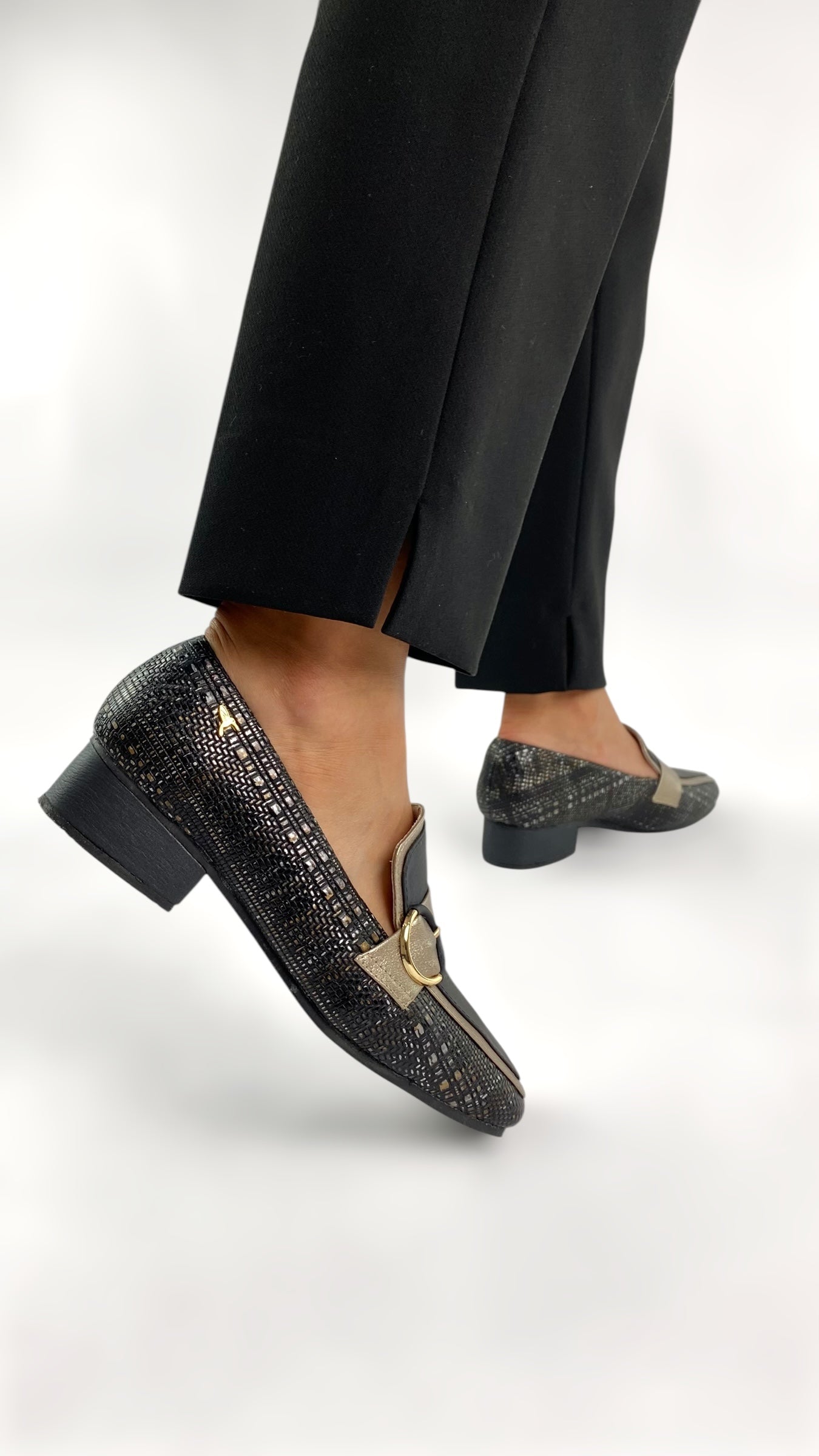 Mocasines de cuero para mujer hechos en Costa Rica. Diseño cómodo, elegante y versátil para uso diario con envío nacional e internacional.