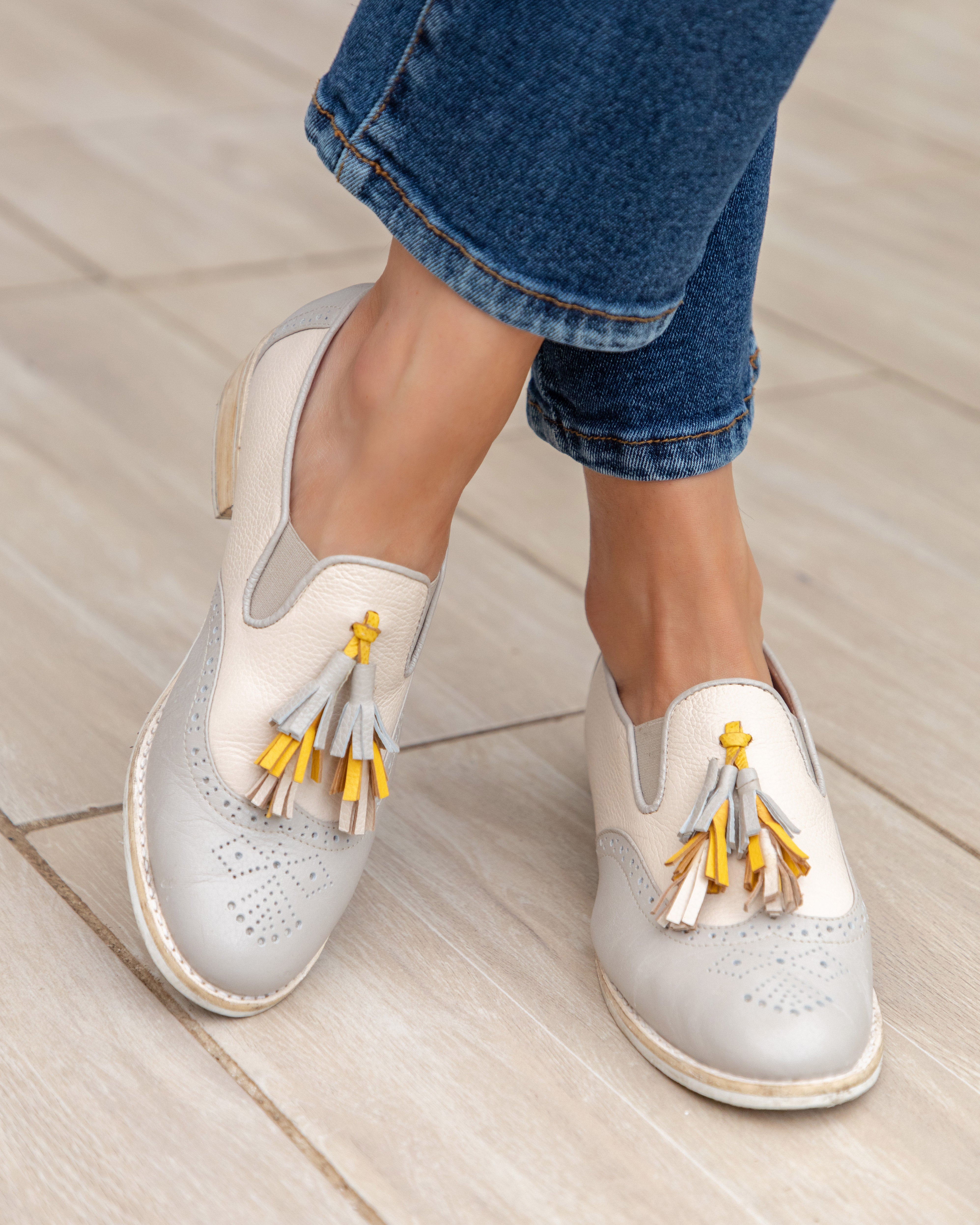 Mocasín Wingtip con Pompones Beige